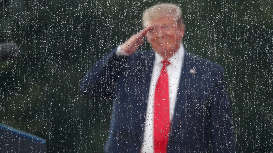 Trump promete que la bandera de EEUU ondeará "pronto" en la Luna y en Marte