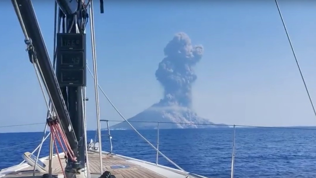 Las impactantes imágenes de la explosión del volcán Stromboli desde el mar