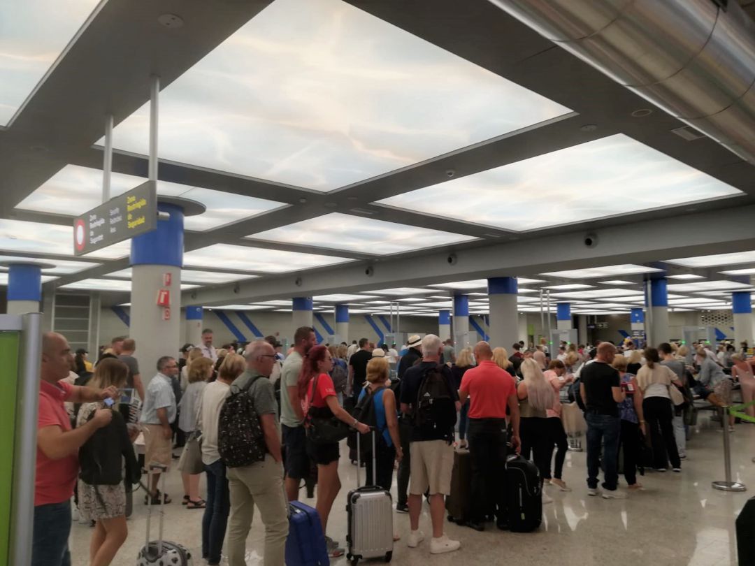 Turistas hacen cola en los controles del aeropuerto de Palma Turistas hacen cola en los controles del aeropuerto de Palma