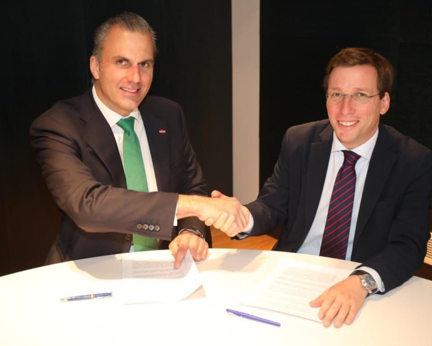El candidato de Vox, Javier Ortega Smith, junto al nuevo alcalde de Madrid, José Luis Martínez Almeida, tras firmar el pasado 15 de junio un pacto para apoyarle como regidor en la sesión de investidura. El candidato de Vox, Javier Ortega Smith, junto al nuevo alcalde de Madrid, José Luis Martínez Almeida, tras firmar el pasado 15 de junio un pacto para apoyarle como regidor en la sesión de investidura.