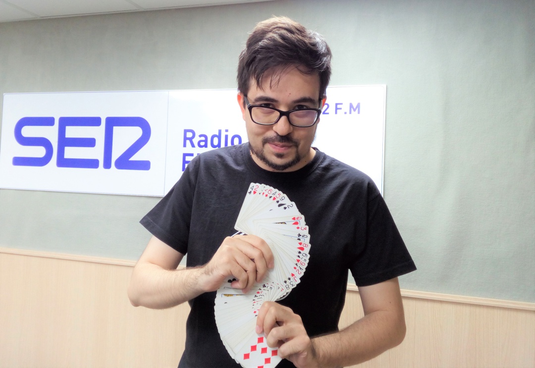 Miguel Herrero, director del Festival de Cine de Sax, en el estudio de Radio Elda al finalizar un número de magia. Miguel Herrero, director del Festival de Cine de Sax, en el estudio de Radio Elda al finalizar un número de magia.