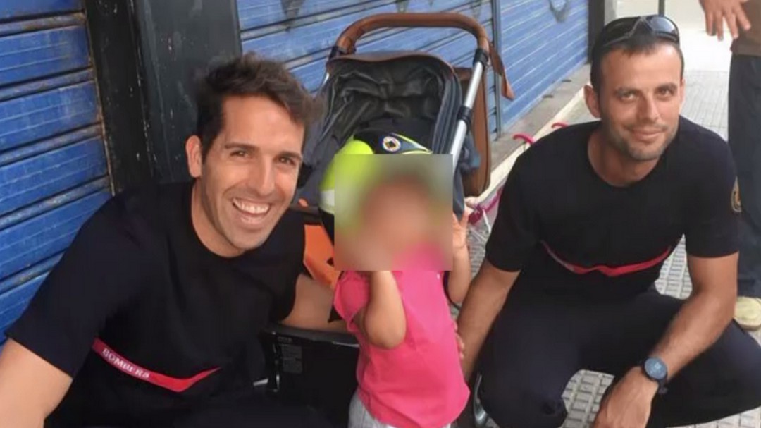 Los bomberos de Oliva rescatan a una niña de 2 años en la playa de Miramar