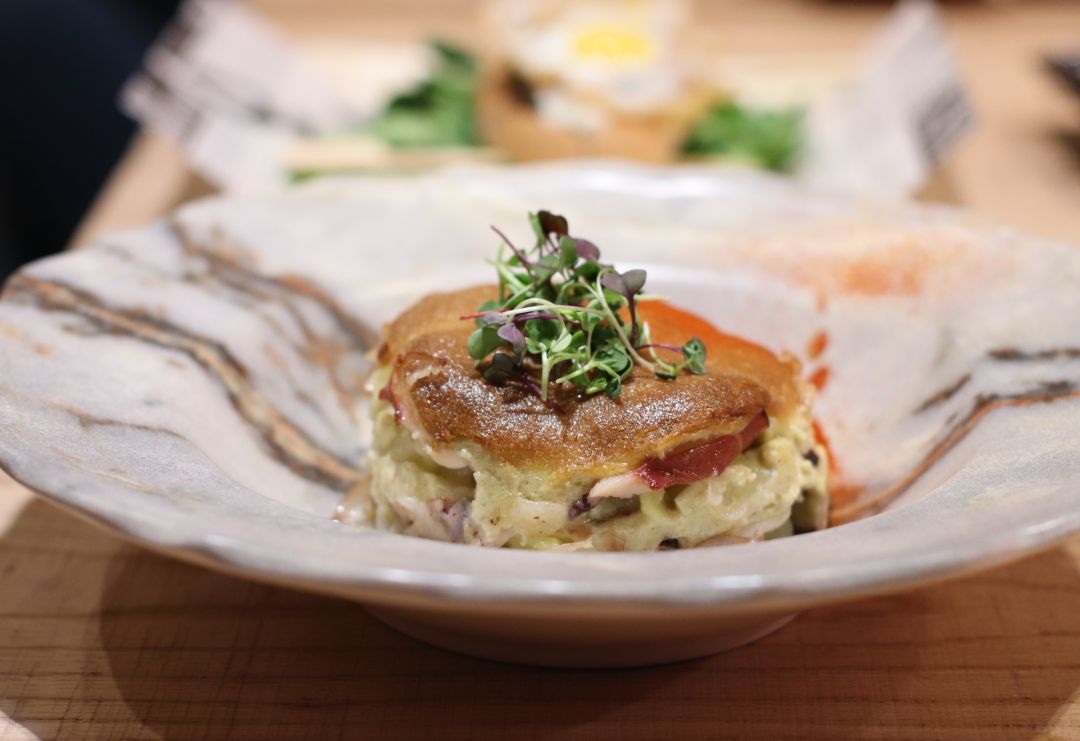 Pulpo gratinado con alioli de boletus y manillas de cerdo Pulpo gratinado con alioli de boletus y manillas de cerdo