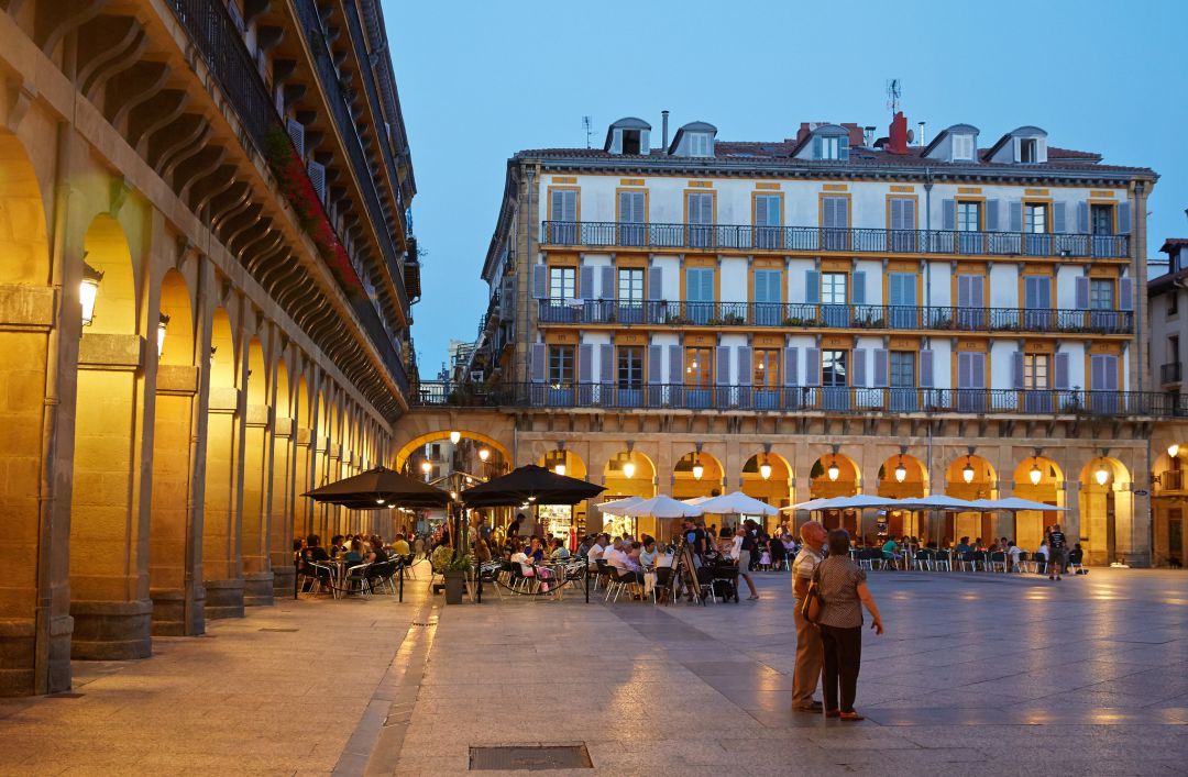 Vista de la plaza de la Constitución, en la Parte Vieja de San Sebastián. Vista de la plaza de la Constitución, en la Parte Vieja de San Sebastián.
