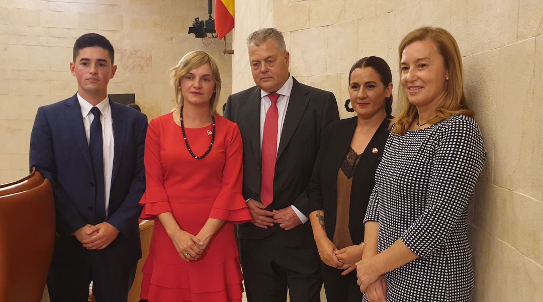 Joaquín Gómez en el centro junto con el resto de miembros de la Mesa del Parlamento de Cantabria Joaquín Gómez en el centro junto con el resto de miembros de la Mesa del Parlamento de Cantabria