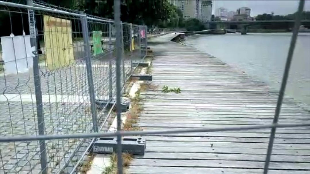 El paseo vallado con los carteles colgados criticando su abandono El paseo vallado con los carteles colgados criticando su abandono
