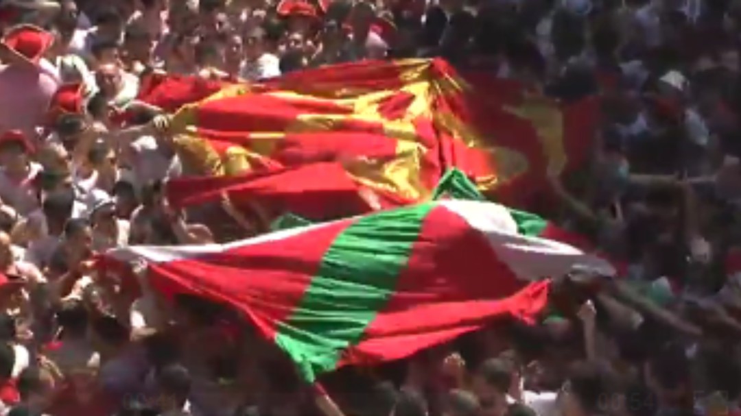 Forcejeo entre la policía y ediles de Bildu que trataban de colgar la ikurriña en el ayuntamiento de Pamplona