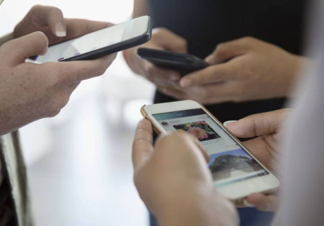 Usuarios utilizando su teléfono móvil. Usuarios utilizando su teléfono móvil.
