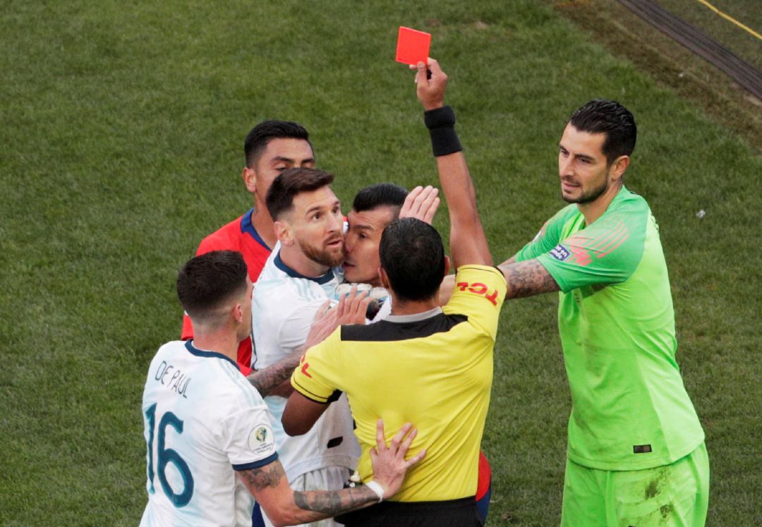 Momento en el que Messi es expulsado. Momento en el que Messi es expulsado.