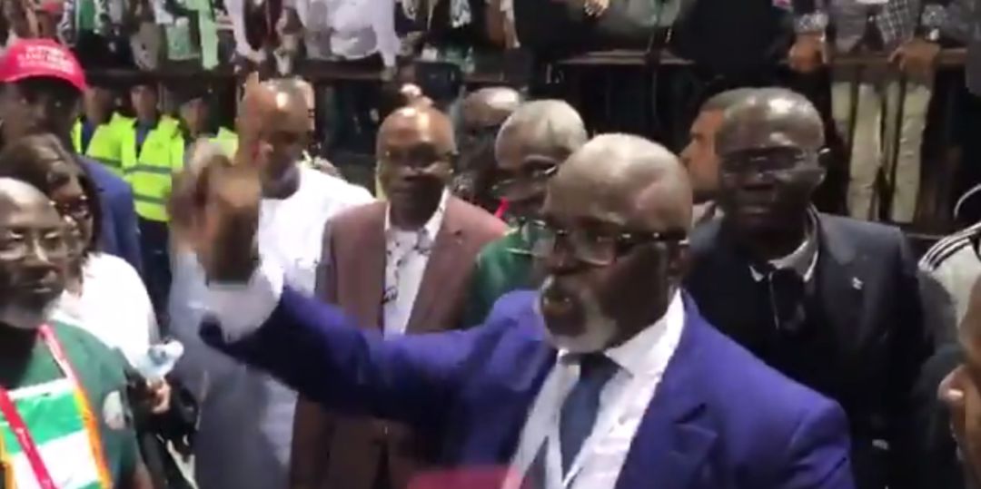 El momento en el que anuncian a los futbolistas de Nigeria la cuantiosa prima El momento en el que anuncian a los futbolistas de Nigeria la cuantiosa prima