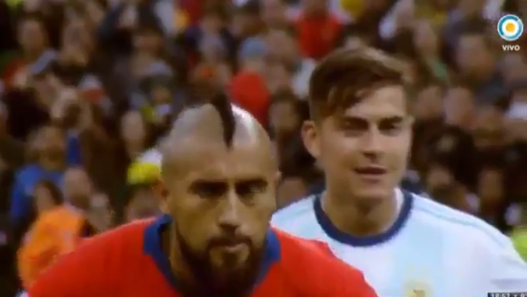 Momento en el que Arturo Vidal va a lanzar el penalti con Dybala detrás Momento en el que Arturo Vidal va a lanzar el penalti con Dybala detrás