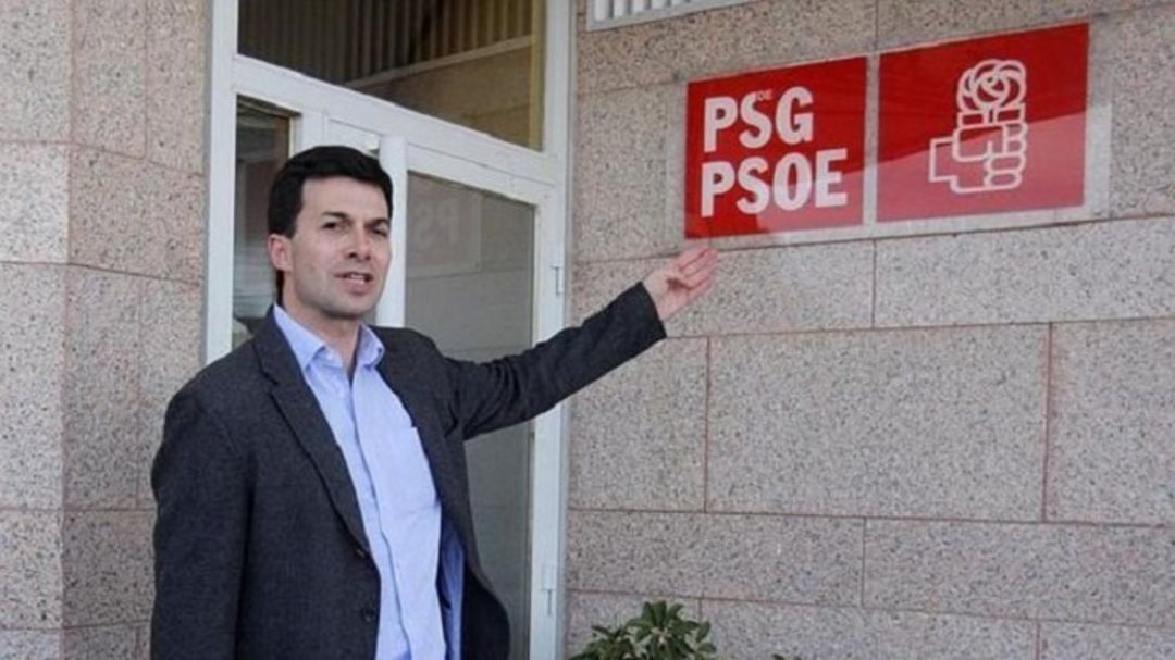 Gonzalo Caballero a las puertas de la sede del PSdeG-PSOE Gonzalo Caballero a las puertas de la sede del PSdeG-PSOE