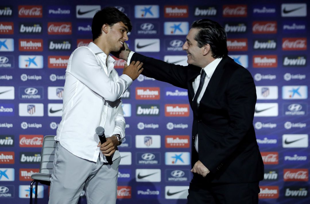 Joao Félix y Paulo Futre, en la presentación del exjugador del Benfica como futbolista del Atlético de Madrid. Joao Félix y Paulo Futre, en la presentación del exjugador del Benfica como futbolista del Atlético de Madrid.