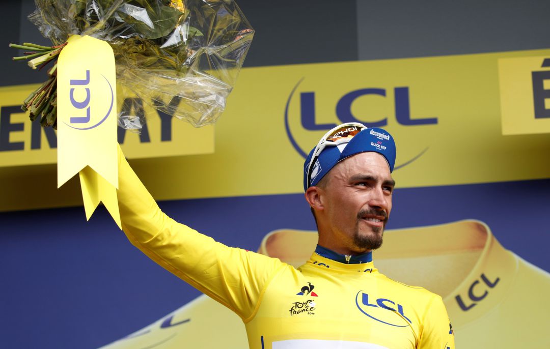 Julian Alaphilippe tras enfundarse el 'maillot' amarillo como nuevo líder Julian Alaphilippe tras enfundarse el 'maillot' amarillo como nuevo líder