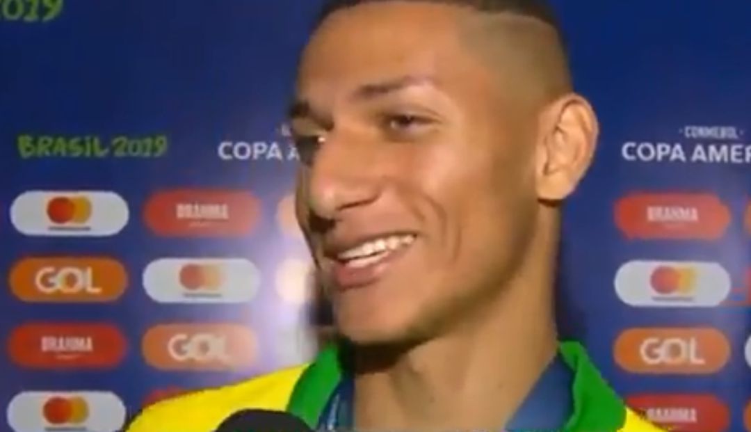 Richarlison sonríe después de admitir que no se acordaba del nombre de su bisabuela Richarlison sonríe después de admitir que no se acordaba del nombre de su bisabuela