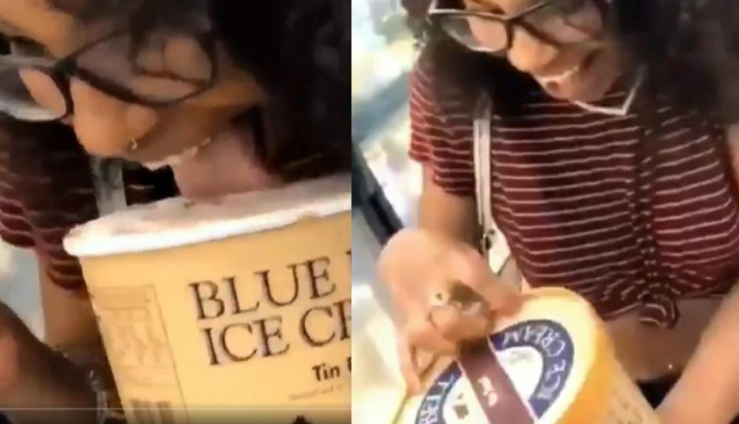 La joven devolvió la tarrina al estante. La joven devolvió la tarrina al estante.