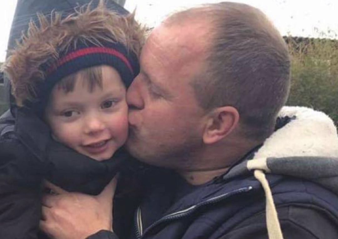 El pequeño Ollie y su padre Lloyd Jones El pequeño Ollie y su padre Lloyd Jones