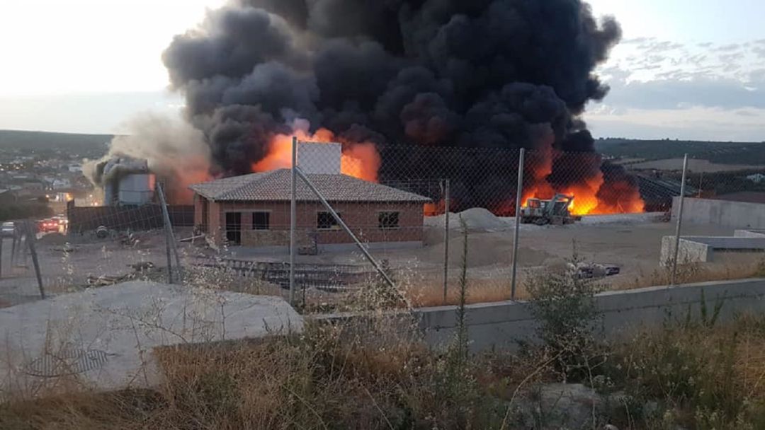 Así ardía la planta de Ibros Así ardía la planta de Ibros