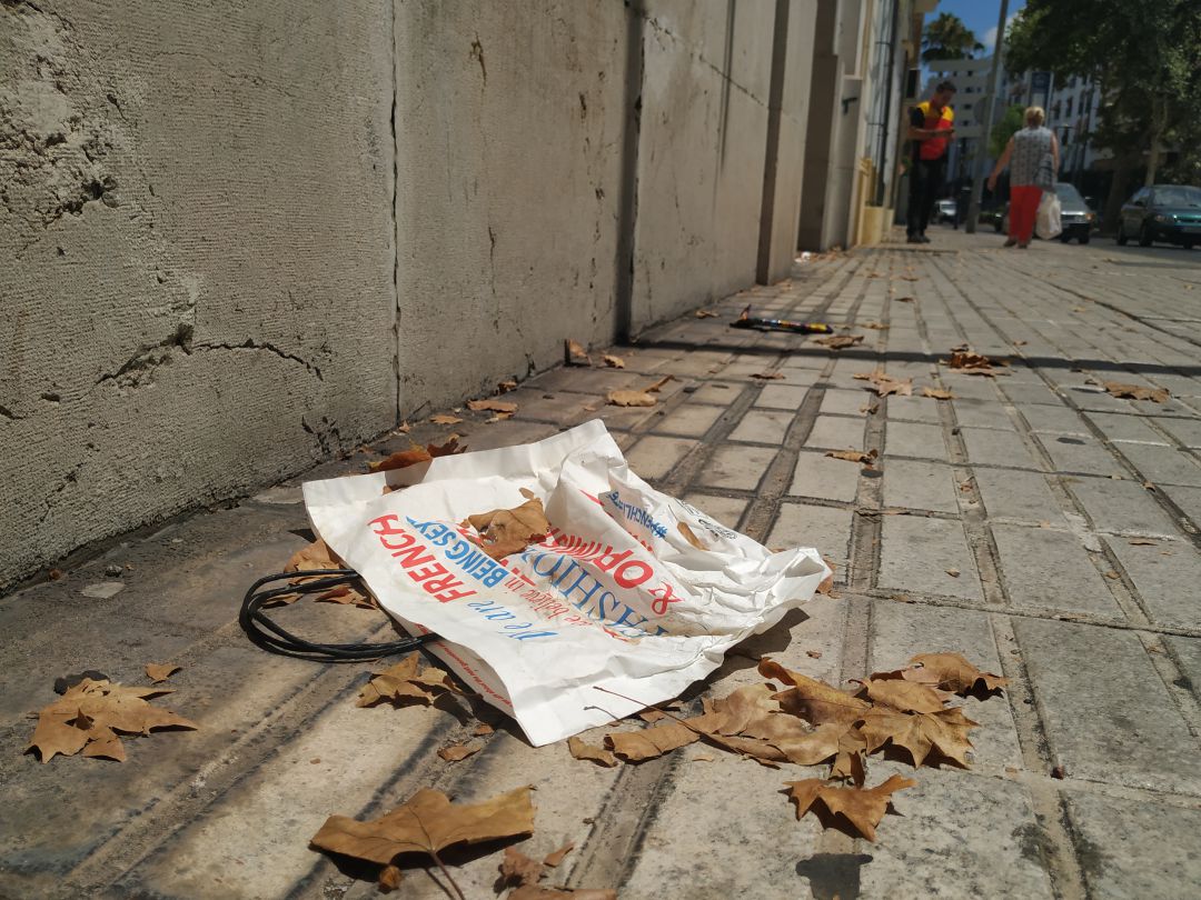 Residuos en la vía pública en la zona centro de Jerez Residuos en la vía pública en la zona centro de Jerez