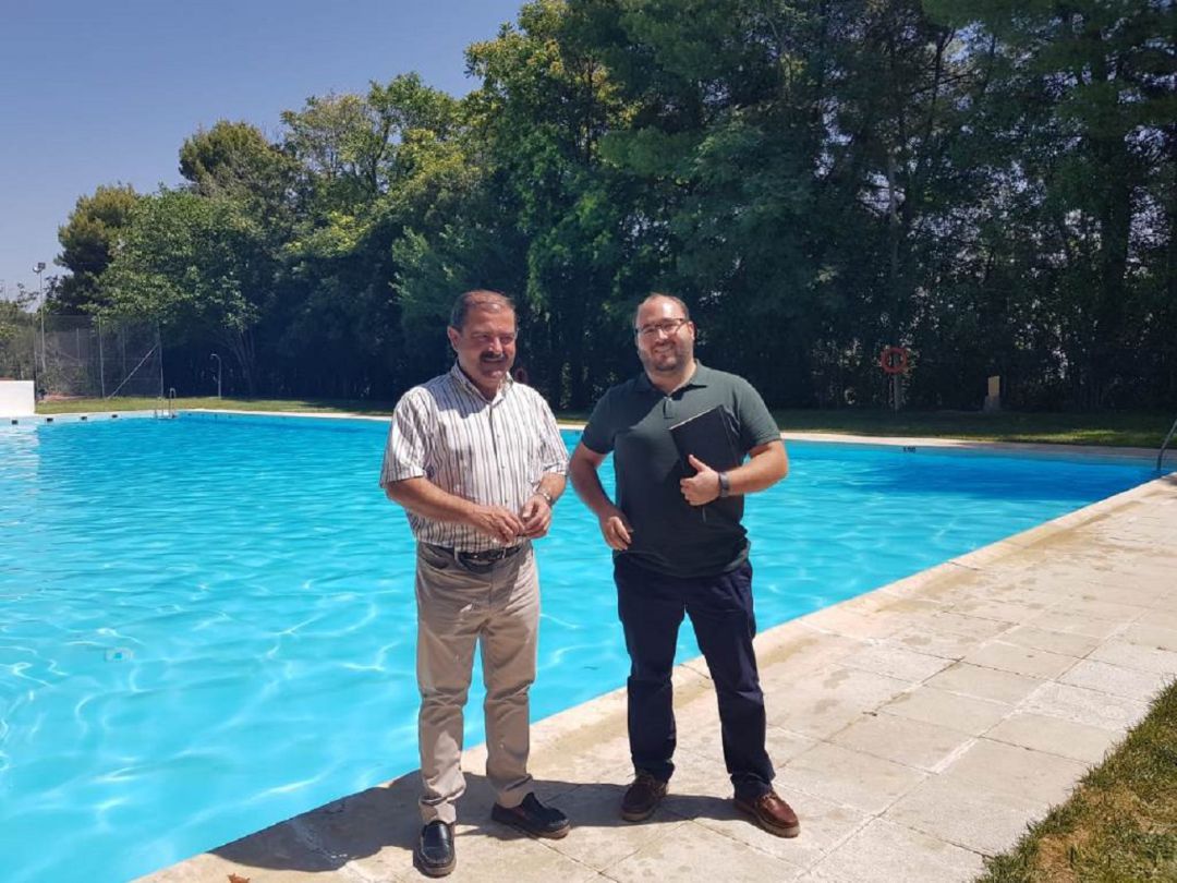 El diputado provincial en funciones, José Castro, izquierda, acompañado por el alcalde de Jimena, Francisco Ruiz, en las instalaciones de la piscina municipal El diputado provincial en funciones, José Castro, izquierda, acompañado por el alcalde de Jimena, Francisco Ruiz, en las instalaciones de la piscina municipal