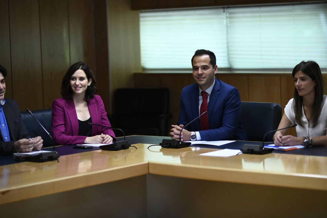 El candidato de Ciudadanos a la Presidencia de la Comunidad de Madrid, Ignacio Aguado (2d) y la candidata del PP, Isabel Díaz Ayuso (2i), durante sus negociaciones en la Asamblea de Madrid. El candidato de Ciudadanos a la Presidencia de la Comunidad de Madrid, Ignacio Aguado (2d) y la candidata del PP, Isabel Díaz Ayuso (2i), durante sus negociaciones en la Asamblea de Madrid.