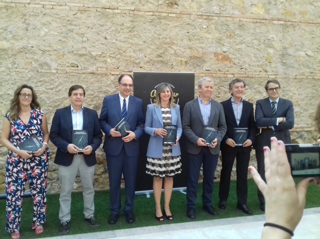 Los promotores y los autores del estudio durante la presentación Los promotores y los autores del estudio durante la presentación