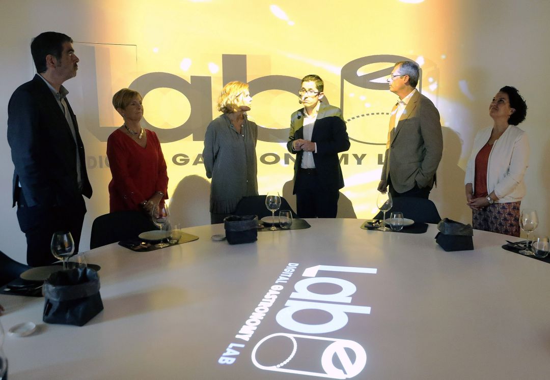 El director general del Baque Culinary Center, Joxe Mari Aizega, la directora de Tabakalera, Edurne Ormazabal, la consejera del departamento de Desarrollo Económico, Arantxa Tapia, el diputado general Gipuzkoa, Markel Olano, y el alcalde de San Sebastián, Eneko Goia, visitan LABe. El director general del Baque Culinary Center, Joxe Mari Aizega, la directora de Tabakalera, Edurne Ormazabal, la consejera del departamento de Desarrollo Económico, Arantxa Tapia, el diputado general Gipuzkoa, Markel Olano, y el alcalde de San Sebastián, Eneko Goia, visitan LABe.