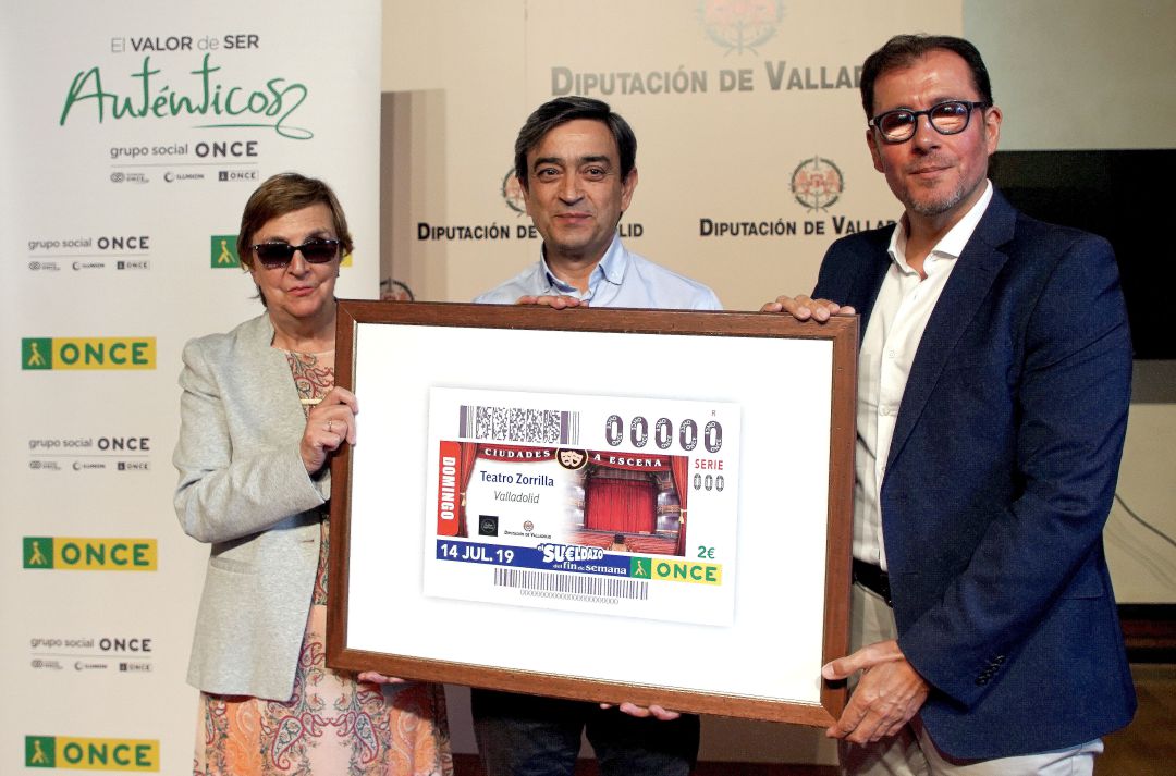 El delegado territorial de la ONCE en Castilla y León, Ismael Pérez, presenta el cupón dedicado al Teatro Zorrilla, que pertenece a la serie 'Ciudades a escena', junto al el delegado territorial de la ONCE en Castilla y León, Ismael Pérez, y la consejera territorial de la Once, María Luz Hernández El delegado territorial de la ONCE en Castilla y León, Ismael Pérez, presenta el cupón dedicado al Teatro Zorrilla, que pertenece a la serie 'Ciudades a escena', junto al el delegado territorial de la ONCE en Castilla y León, Ismael Pérez, y la consejera territorial de la Once, María Luz Hernández