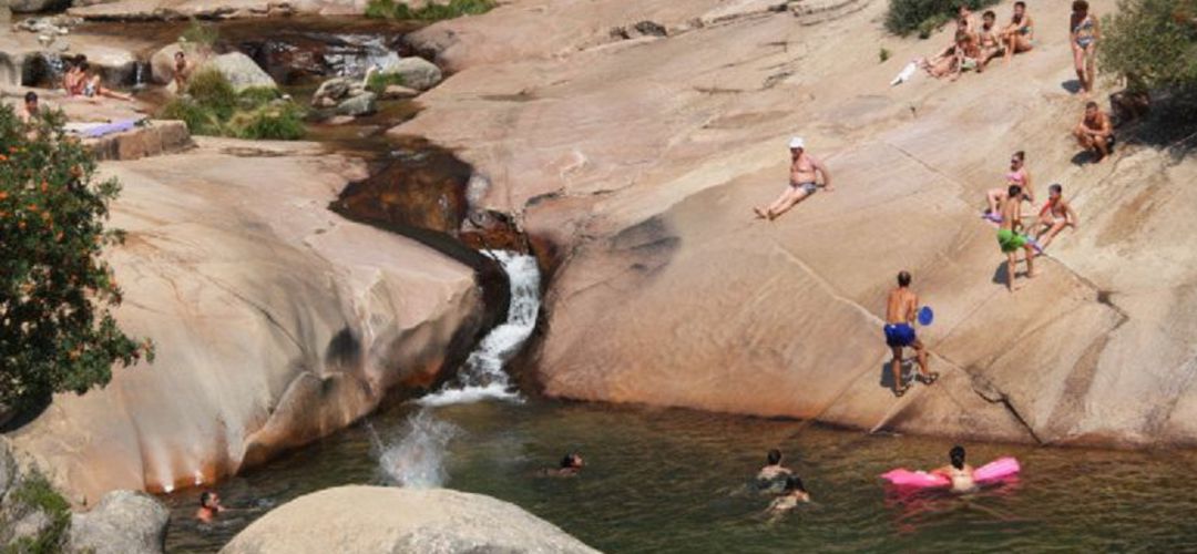 Bañistas en La Pedriza antes de su prohibición Bañistas en La Pedriza antes de su prohibición