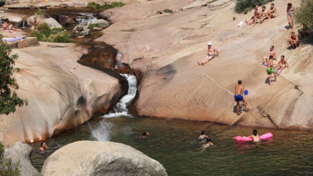 Alerta del riesgo de bañarse en La Pedriza por la aparición de una peligrosa cianobacteria