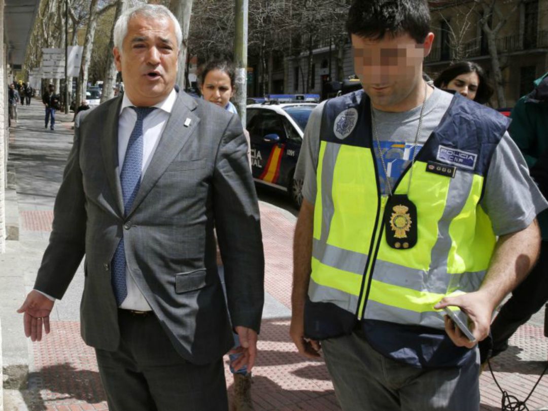 Pineda se querella contra el excomisario José Villarejo y el banco BBVA Pineda se querella contra el excomisario José Villarejo y el banco BBVA
