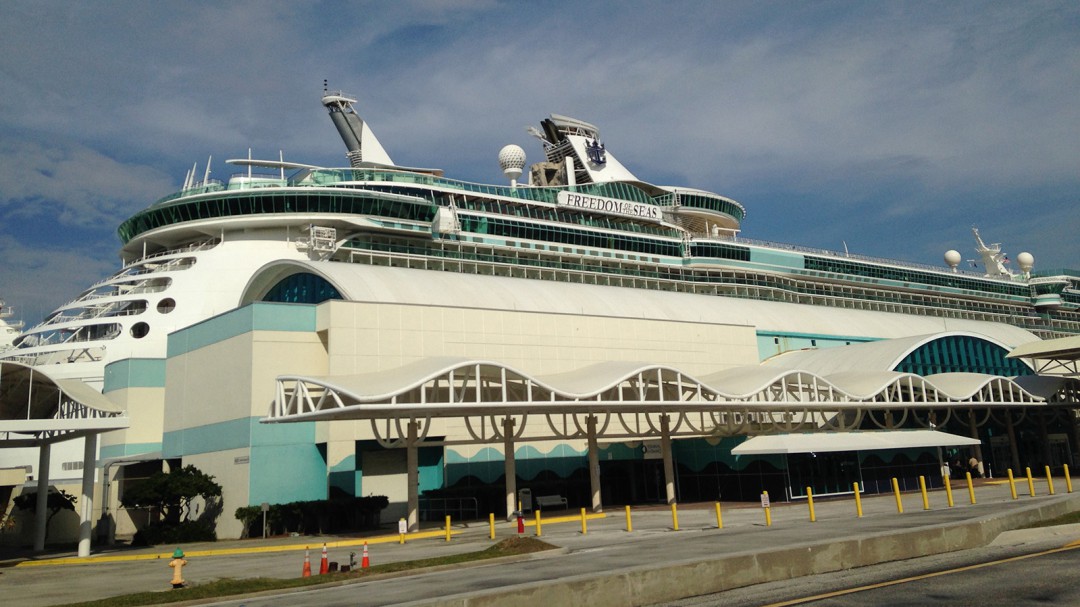 Un bebé muere al caer de los brazos de su abuelo desde la planta once de un crucero