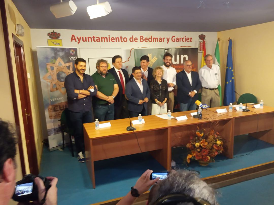 Foto de familia con todos los que intervenían en el acto de presentación Foto de familia con todos los que intervenían en el acto de presentación