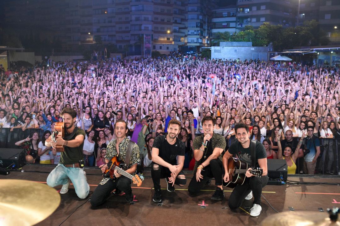 El grupo Dvicio durante su actuación anoche en el concierto de Cadena Dial en Motril El grupo Dvicio durante su actuación anoche en el concierto de Cadena Dial en Motril