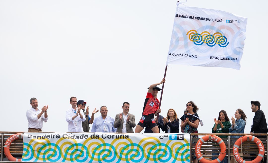 Gorka Aranberri ondea la bandera ganada en A Coruña Gorka Aranberri ondea la bandera ganada en A Coruña
