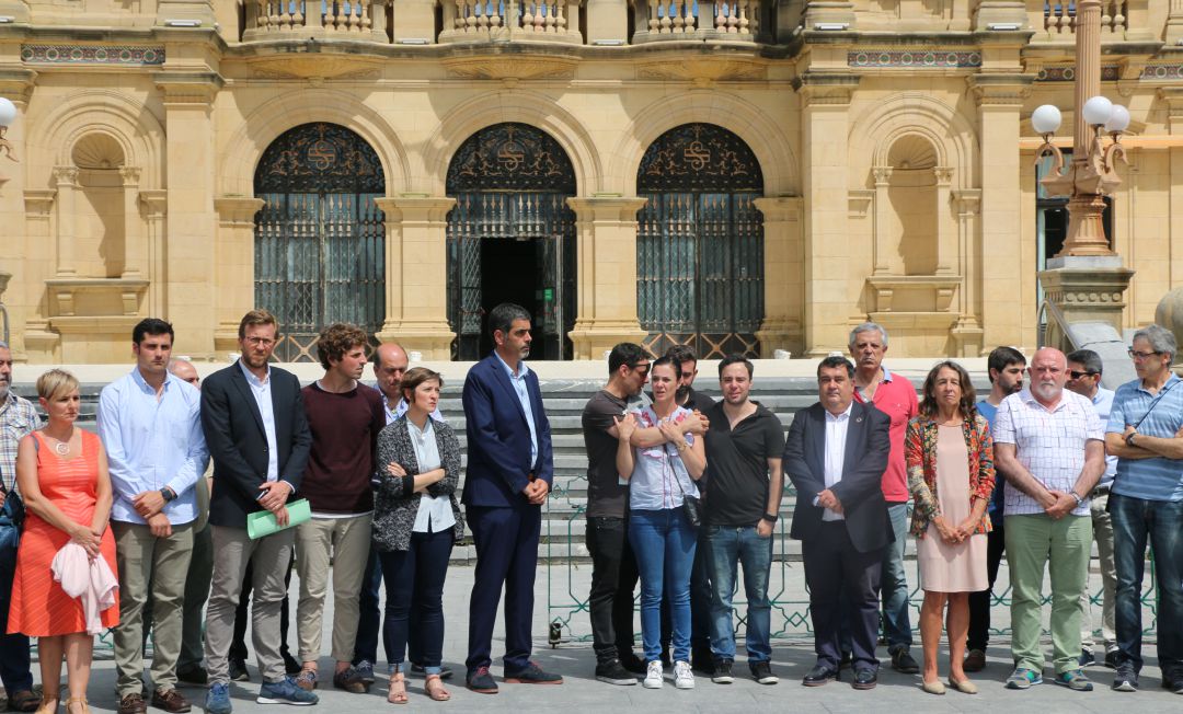 Los hijos de José Luis Lancha, en el centro, arropados por la corporación municipal donostiarra durante la concentración que se celebró para condenar la agresión que sufrió. Los hijos de José Luis Lancha, en el centro, arropados por la corporación municipal donostiarra durante la concentración que se celebró para condenar la agresión que sufrió.