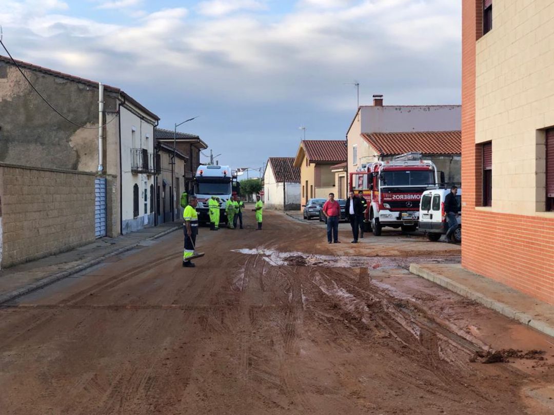 Trabajos de adecuación en una calle de la localidad de Roales Trabajos de adecuación en una calle de la localidad de Roales