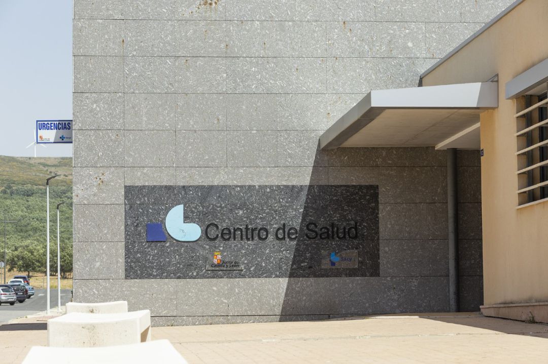 Centro de salud de Las Navas del Marqués, donde se ubica una de las bases del 112 que han visto ampliado su servicio asistencial Centro de salud de Las Navas del Marqués, donde se ubica una de las bases del 112 que han visto ampliado su servicio asistencial