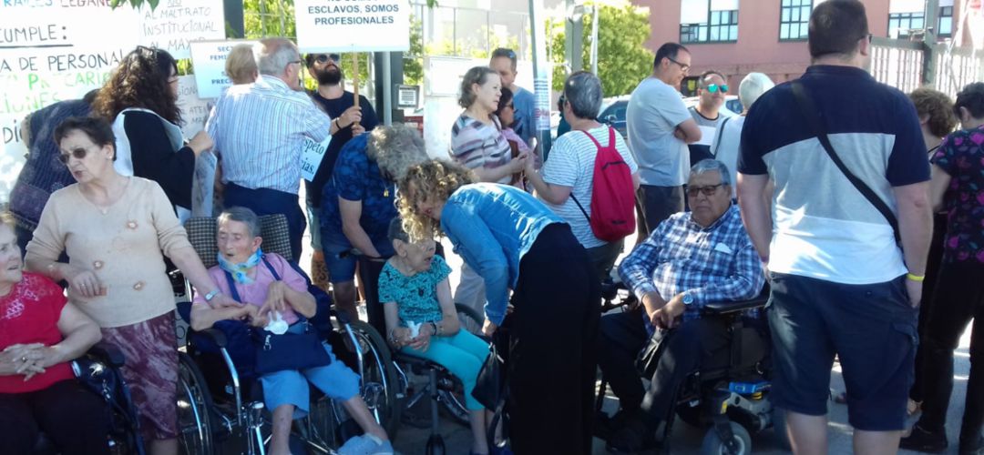 Usuarios y familiares de la residencia de Los Frailes se han manifestado en varias ocasiones por las condiciones del centro Usuarios y familiares de la residencia de Los Frailes se han manifestado en varias ocasiones por las condiciones del centro