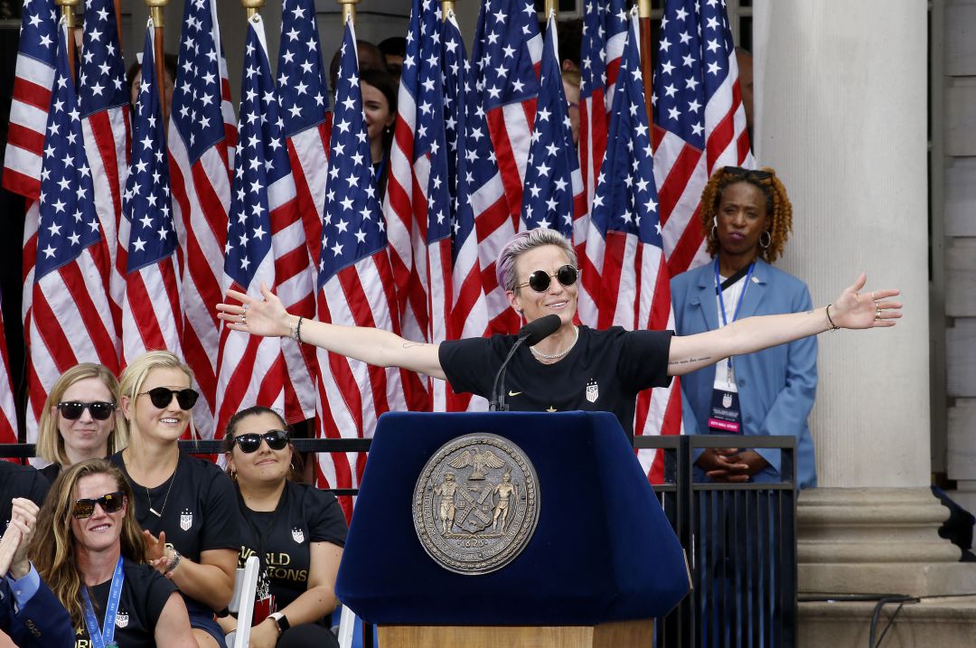 Megan Rapinoe durante el discurso ante los aficionados Megan Rapinoe durante el discurso ante los aficionados
