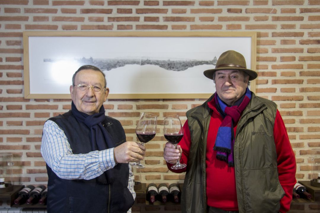 Jesús Tudanca (izq) y Julián Sardina (dcha) brindan con uno de sus vinos Jesús Tudanca (izq) y Julián Sardina (dcha) brindan con uno de sus vinos