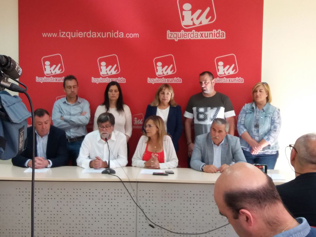Los alcaldes de IU apoyan el acuerdo alcanzado con el PSOE para la investidura. En primera línea, sentados, los alcaldes de Grado (José Luis Trabanco), Illas (Alberto Tirador), la diputada de IU, Ángela Vallina; el alcalde de Mieres (Aníbal Vázquez). De pie, Ovidio Zapico (diputado), Yasmina Triguero (alcaldesa de Castrillón), Amor Álvarez (alcaldesa de Teverga), Ana Isabel Díaz (alcaldesa de Riosa) Los alcaldes de IU apoyan el acuerdo alcanzado con el PSOE para la investidura. En primera línea, sentados, los alcaldes de Grado (José Luis Trabanco), Illas (Alberto Tirador), la diputada de IU, Ángela Vallina; el alcalde de Mieres (Aníbal Vázquez). De pie, Ovidio Zapico (diputado), Yasmina Triguero (alcaldesa de Castrillón), Amor Álvarez (alcaldesa de Teverga), Ana Isabel Díaz (alcaldesa de Riosa)