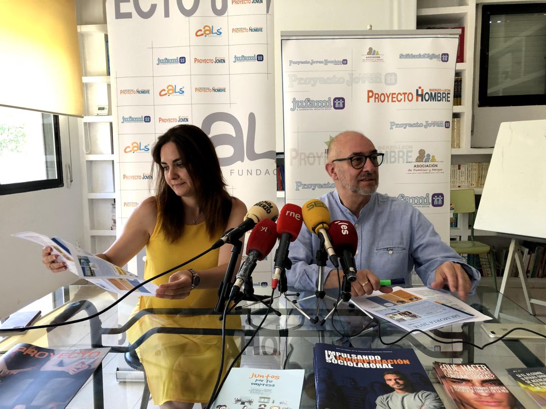 Selene Hernández y Jorge Peña, director de Proyecto Hombre, en la presentación de la "Memoria 2018" Selene Hernández y Jorge Peña, director de Proyecto Hombre, en la presentación de la "Memoria 2018"