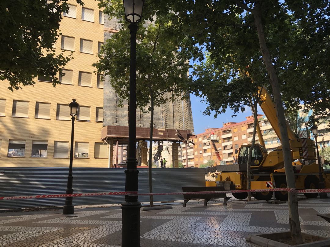 Demolición de la fachada principal del viejo Hospital de Gandia. Demolición de la fachada principal del viejo Hospital de Gandia.