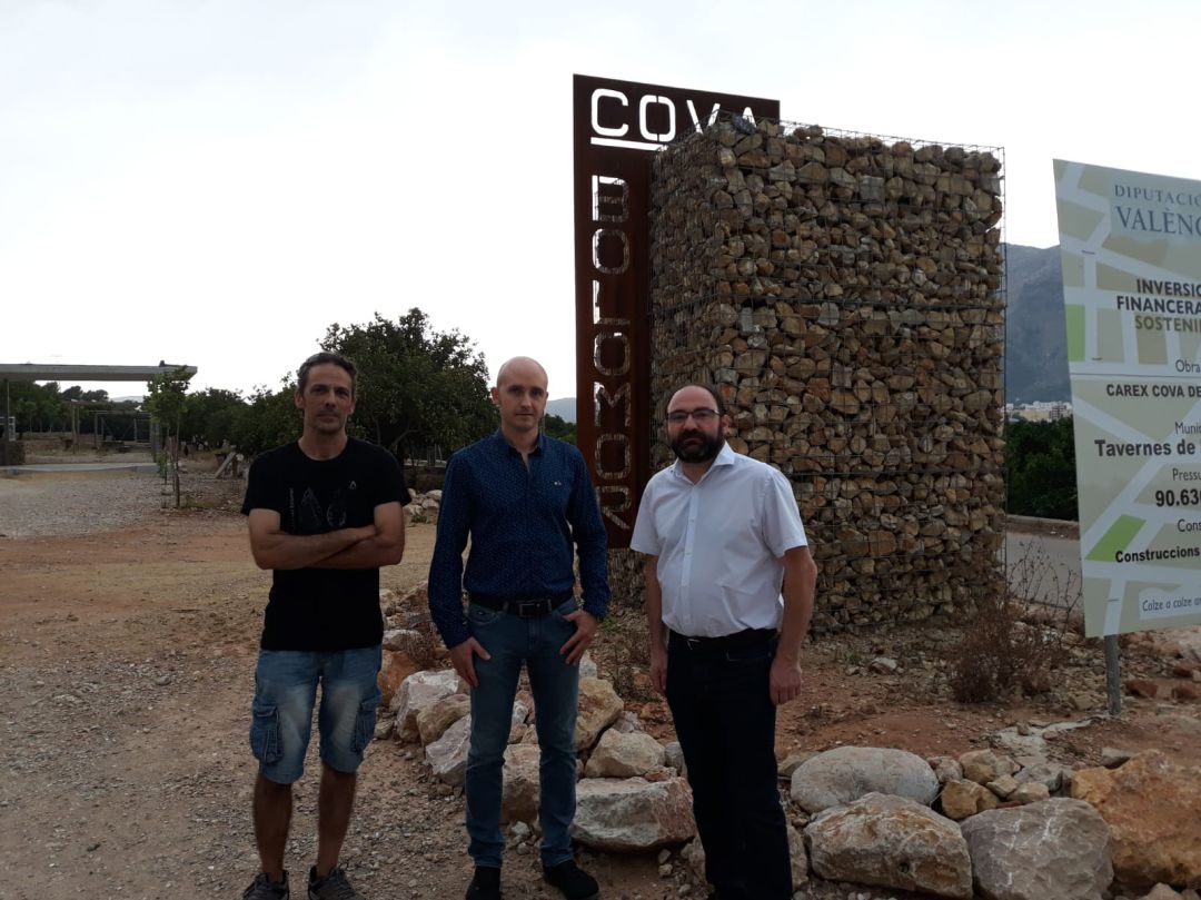 Arqueólogo de la Cova del Bolomor junto al alcalde de Tavernes y el presidente de la Mancomunitat. Arqueólogo de la Cova del Bolomor junto al alcalde de Tavernes y el presidente de la Mancomunitat.
