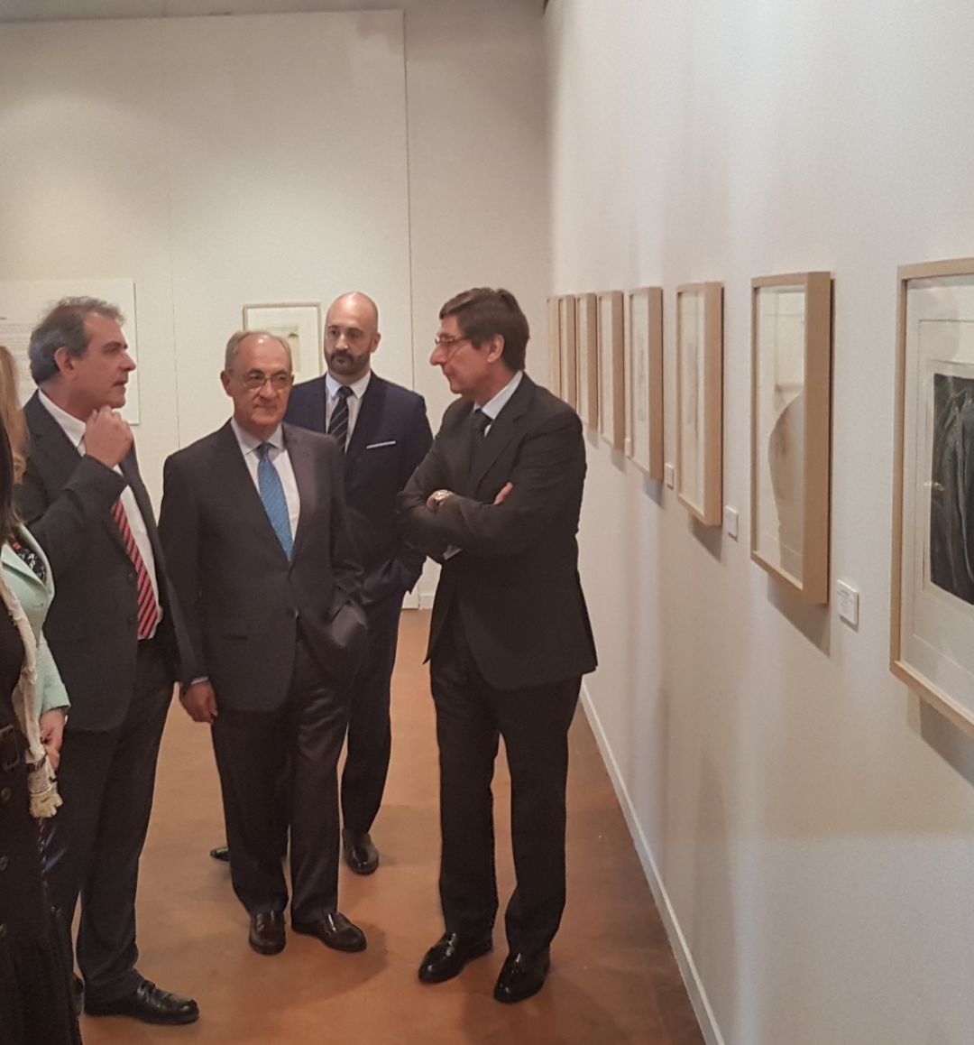 El presidente de Bankia, José Ignacio Goirigolzarri, duante su visita previa a la exposición en el Torreón de Lozoya, escenario de la entrega de las ayudas a las asociaciones segovianas El presidente de Bankia, José Ignacio Goirigolzarri, duante su visita previa a la exposición en el Torreón de Lozoya, escenario de la entrega de las ayudas a las asociaciones segovianas