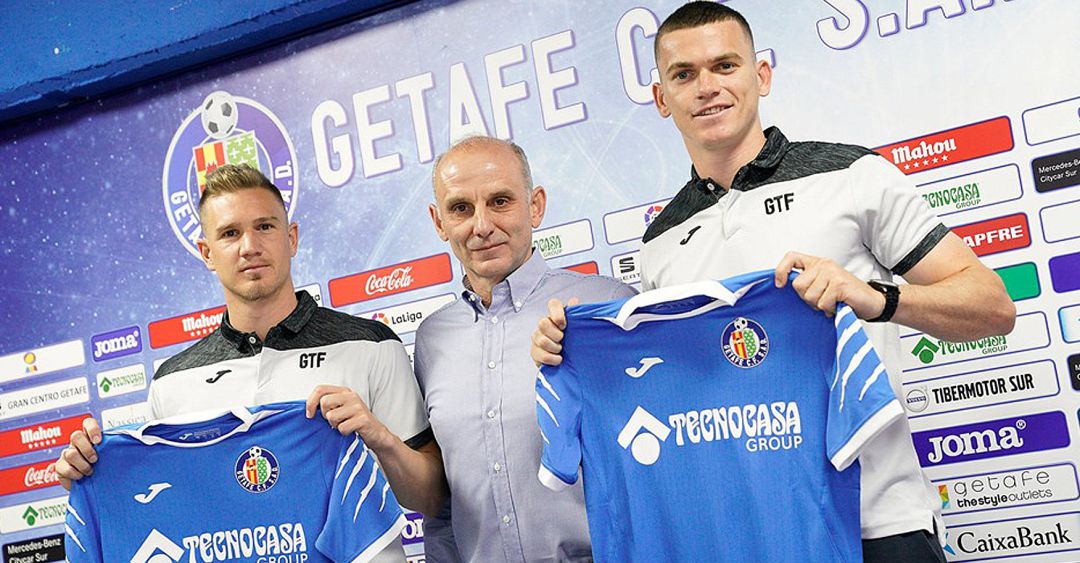 Ángel Martín González, director deportivo azulón, entre Jack Harper (d) y Raúl Carnero. Ángel Martín González, director deportivo azulón, entre Jack Harper (d) y Raúl Carnero.