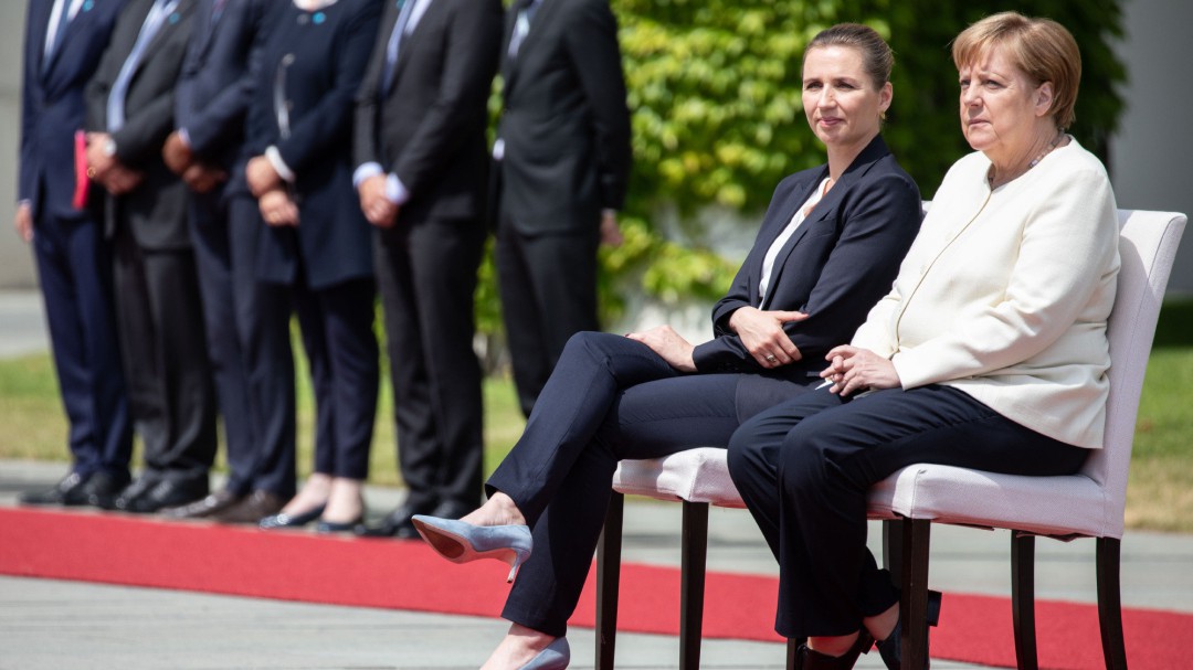Merkel escucha el himno sentada tras los terceros temblores en un mes