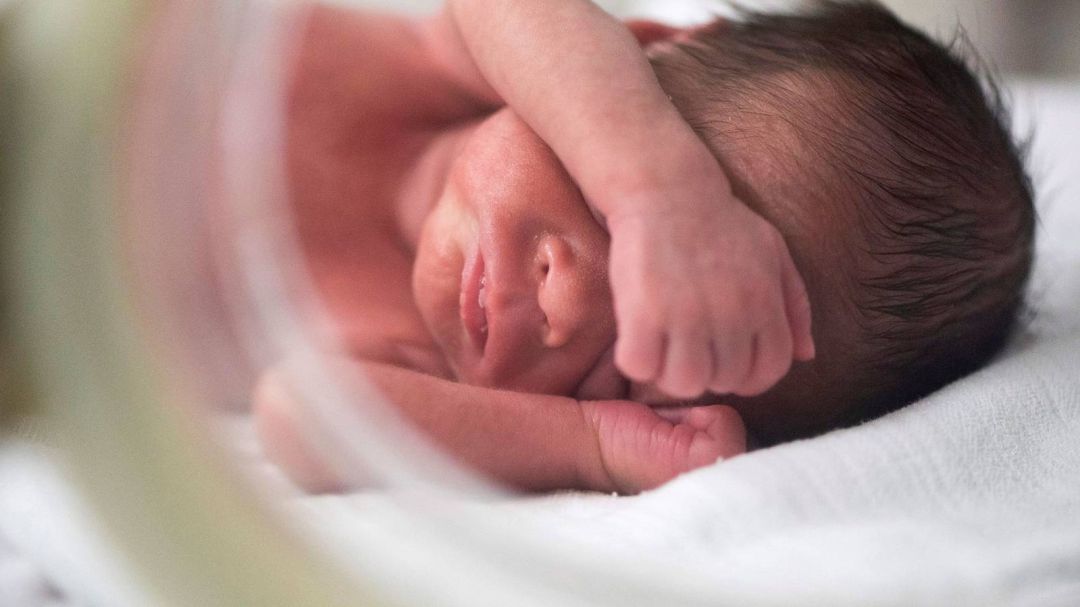 Niño recién nacido Niño recién nacido