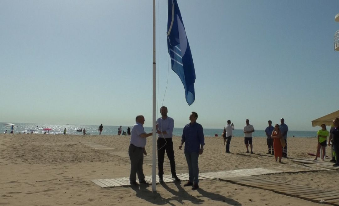 La bandera azul ya ondea en las playas de Elche La bandera azul ya ondea en las playas de Elche